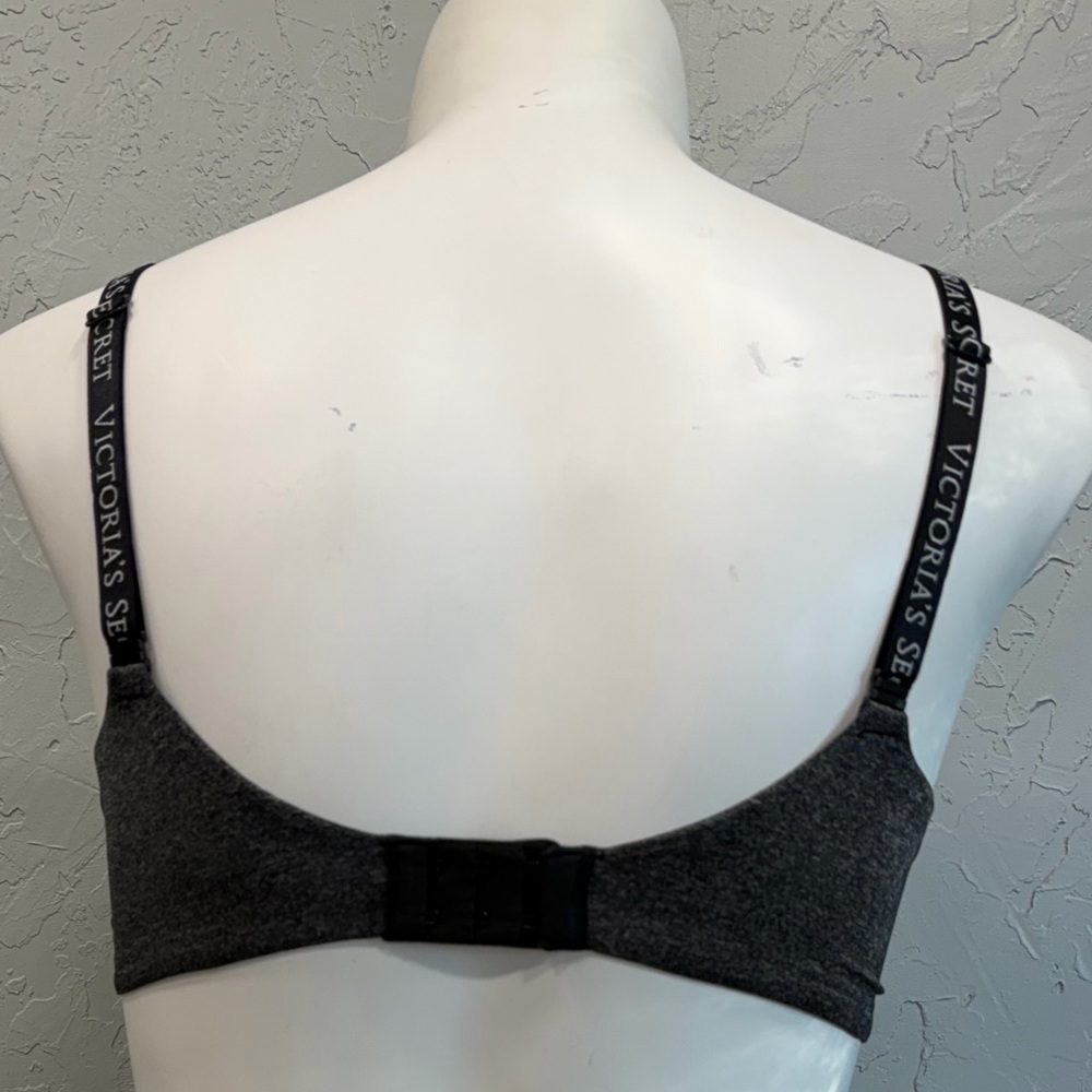 Victoria’s Secret T-Shirt Bra Gray Logo Strap Lightly Lined 36DDD - Picture 2 of 4